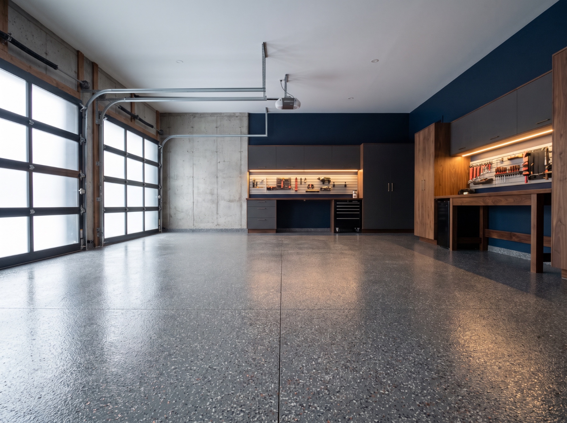 Garage résidentiel avec plancher époxy à flocons multicolores noir, blanc et beige sur base grise