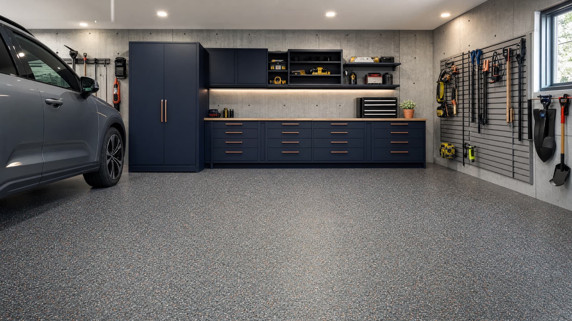 Plancher de garage époxy à flocons gris et cuivre réalisé par Nortex Époxy