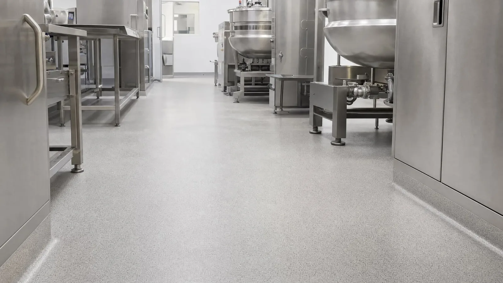 Cuisine commerciale avec plancher époxy au quartz beige antidérapant et plinthe à gorge