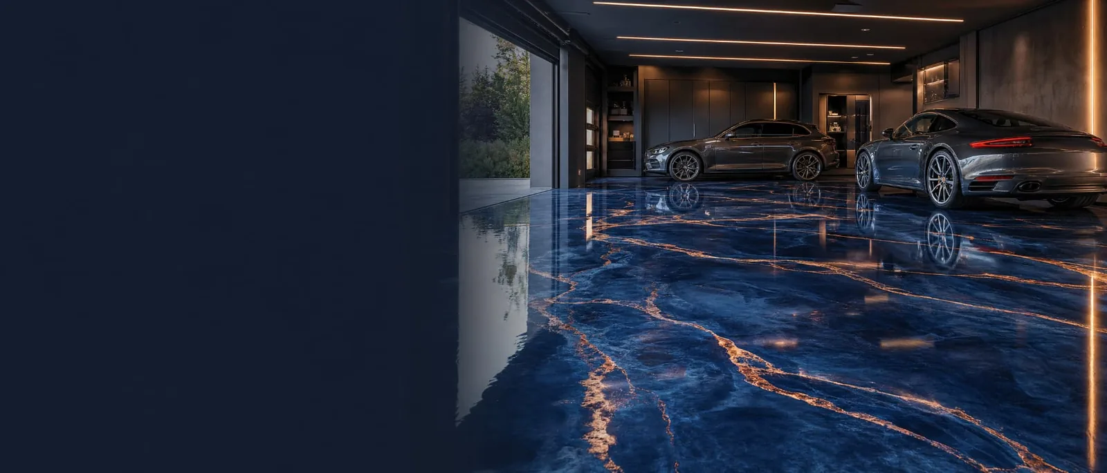 Garage résidentiel éclairé avec plancher époxy métallique marine et cuivre, porte de garage blanche